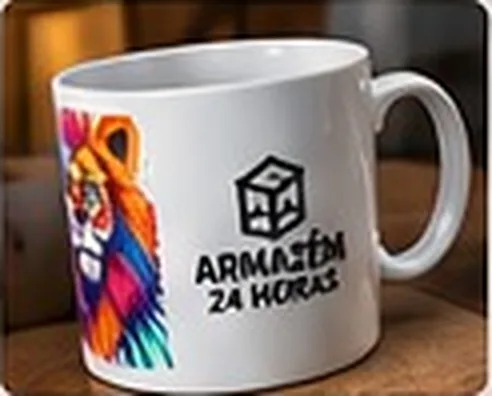 Caneca branca com arte colorida