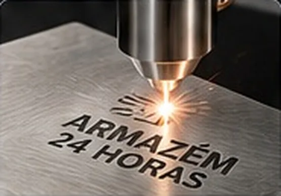 Laser gravando o logotipo em chapa de metal